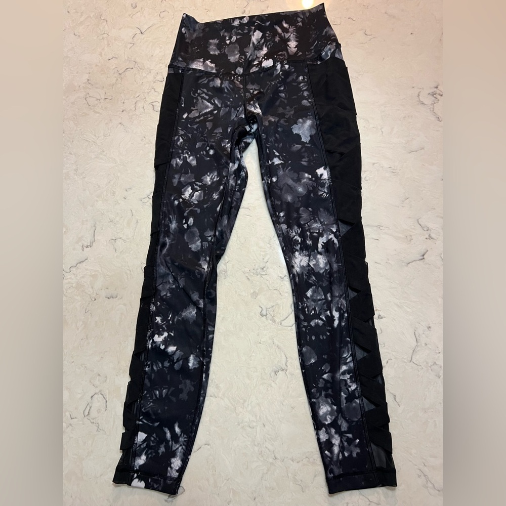 Lululemon Black and Gray Leggings with mesh‎ side detail Size 6